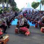 Sejumlah polisi menampilkan atraksi kesenian Rampak Gendang menhibur warga di Car Free Day kawasan Bundaran HI, Jakarta, Minggu (9/4). Aksi rampak gendang ini dalam rangka sosialisasi Polwanku, Sahabatku menemani sepanjang perjalanan kesekolah. Untuk kedepannya setiap angkutan bus sekolah gratis dan aman akan didampingi dua polwan selama perjalanan menuju sekolah. AKTUAL/Tino Oktaviano