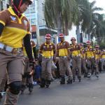 Polisi patroli sepatu roda menampilkan atraksi di area Car Free Day di Bundaran HI, Jakarta, Minggu (9/4). Patroli polisi ini dilakukan untuk menjaga ketertiban serta keamanan bagi warga yang berolahraga. AKTUAL/Tino Oktaviano