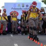 Polisi patroli sepatu roda menampilkan atraksi di area Car Free Day di Bundaran HI, Jakarta, Minggu (9/4). Patroli polisi ini dilakukan untuk menjaga ketertiban serta keamanan bagi warga yang berolahraga. AKTUAL/Tino Oktaviano