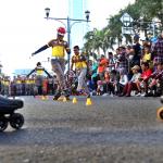 Polisi patroli sepatu roda menampilkan atraksi di area Car Free Day di Bundaran HI, Jakarta, Minggu (9/4). Patroli polisi ini dilakukan untuk menjaga ketertiban serta keamanan bagi warga yang berolahraga. AKTUAL/Tino Oktaviano
