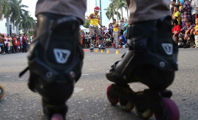 Polisi patroli sepatu roda menampilkan atraksi di area Car Free Day di Bundaran HI, Jakarta, Minggu (9/4). Patroli polisi ini dilakukan untuk menjaga ketertiban serta keamanan bagi warga yang berolahraga. AKTUAL/Tino Oktaviano