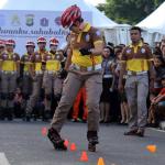 Polisi patroli sepatu roda menampilkan atraksi di area Car Free Day di Bundaran HI, Jakarta, Minggu (9/4). Patroli polisi ini dilakukan untuk menjaga ketertiban serta keamanan bagi warga yang berolahraga. AKTUAL/Tino Oktaviano