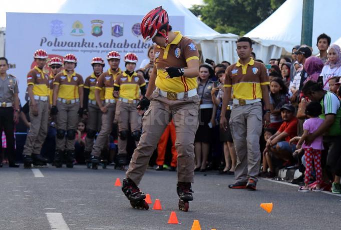 Polisi patroli sepatu roda menampilkan atraksi di area Car Free Day di Bundaran HI, Jakarta, Minggu (9/4). Patroli polisi ini dilakukan untuk menjaga ketertiban serta keamanan bagi warga yang berolahraga. AKTUAL/Tino Oktaviano