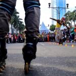 Polisi patroli sepatu roda menampilkan atraksi di area Car Free Day di Bundaran HI, Jakarta, Minggu (9/4). Patroli polisi ini dilakukan untuk menjaga ketertiban serta keamanan bagi warga yang berolahraga. AKTUAL/Tino Oktaviano