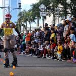Polisi patroli sepatu roda menampilkan atraksi di area Car Free Day di Bundaran HI, Jakarta, Minggu (9/4). Patroli polisi ini dilakukan untuk menjaga ketertiban serta keamanan bagi warga yang berolahraga. AKTUAL/Tino Oktaviano