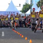 Polisi patroli sepatu roda menampilkan atraksi di area Car Free Day di Bundaran HI, Jakarta, Minggu (9/4). Patroli polisi ini dilakukan untuk menjaga ketertiban serta keamanan bagi warga yang berolahraga. AKTUAL/Tino Oktaviano