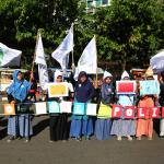 Sejumlah mahasiswi yang tergabung dalam Kesatuan Aksi Mahasiswa Muslim Indonesia (KAMMI) menggelar aksi aksi wujudkan pilkada damai di lokasi pelaksanaan hari bebas kendaraaan bermotor (HBKB) di Kawasan Bundaran HI, Jakarta, Minggu (9/4). Aksi yang digelar oleh Tim Pengawal Pilkada Jakarta (TPPJ) KAMMI itu menyuarakan supaya Pilkada DKI Jakarta terbebas dari praktik money politik yang dapat menghancurkan demokrasi bangsa. AKTUAL/Tino Oktaviano