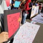 Sejumlah mahasiswi yang tergabung dalam Kesatuan Aksi Mahasiswa Muslim Indonesia (KAMMI) menggelar aksi aksi wujudkan pilkada damai di lokasi pelaksanaan hari bebas kendaraaan bermotor (HBKB) di Kawasan Bundaran HI, Jakarta, Minggu (9/4). Aksi yang digelar oleh Tim Pengawal Pilkada Jakarta (TPPJ) KAMMI itu menyuarakan supaya Pilkada DKI Jakarta terbebas dari praktik money politik yang dapat menghancurkan demokrasi bangsa. AKTUAL/Tino Oktaviano