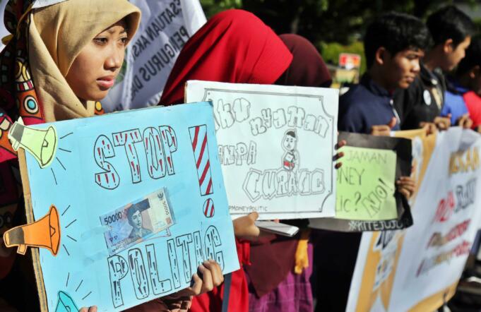 Sejumlah mahasiswi yang tergabung dalam Kesatuan Aksi Mahasiswa Muslim Indonesia (KAMMI) menggelar aksi aksi wujudkan pilkada damai di lokasi pelaksanaan hari bebas kendaraaan bermotor (HBKB) di Kawasan Bundaran HI, Jakarta, Minggu (9/4). Aksi yang digelar oleh Tim Pengawal Pilkada Jakarta (TPPJ) KAMMI itu menyuarakan supaya Pilkada DKI Jakarta terbebas dari praktik money politik yang dapat menghancurkan demokrasi bangsa. AKTUAL/Tino Oktaviano