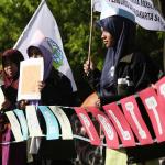 Sejumlah mahasiswi yang tergabung dalam Kesatuan Aksi Mahasiswa Muslim Indonesia (KAMMI) menggelar aksi aksi wujudkan pilkada damai di lokasi pelaksanaan hari bebas kendaraaan bermotor (HBKB) di Kawasan Bundaran HI, Jakarta, Minggu (9/4). Aksi yang digelar oleh Tim Pengawal Pilkada Jakarta (TPPJ) KAMMI itu menyuarakan supaya Pilkada DKI Jakarta terbebas dari praktik money politik yang dapat menghancurkan demokrasi bangsa. AKTUAL/Tino Oktaviano