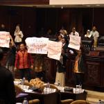 Sejumlah anggota DPD membentangkan poster saat sidang paripurna DPD di GEdung Nusantara V, Komplek Parlemen Senayan, Jakarta, Selasa (11/4). Sejumlah anggota sempat melancarkan protes yang lebih keras. Mereka membawa karton putih dengan berbagai macam tulisan penolakan. AKTUAL/Tino Oktaviano