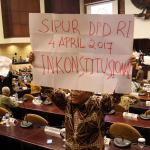 Sejumlah anggota DPD membentangkan poster saat sidang paripurna DPD di GEdung Nusantara V, Komplek Parlemen Senayan, Jakarta, Selasa (11/4). Sejumlah anggota sempat melancarkan protes yang lebih keras. Mereka membawa karton putih dengan berbagai macam tulisan penolakan. AKTUAL/Tino Oktaviano