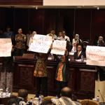 Sejumlah anggota DPD membentangkan poster saat sidang paripurna DPD di GEdung Nusantara V, Komplek Parlemen Senayan, Jakarta, Selasa (11/4). Sejumlah anggota sempat melancarkan protes yang lebih keras. Mereka membawa karton putih dengan berbagai macam tulisan penolakan. AKTUAL/Tino Oktaviano