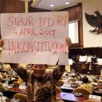 Sejumlah anggota DPD membentangkan poster saat sidang paripurna DPD di GEdung Nusantara V, Komplek Parlemen Senayan, Jakarta, Selasa (11/4). Sejumlah anggota sempat melancarkan protes yang lebih keras. Mereka membawa karton putih dengan berbagai macam tulisan penolakan. AKTUAL/Tino Oktaviano