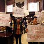 Sejumlah anggota DPD membentangkan poster saat sidang paripurna DPD di GEdung Nusantara V, Komplek Parlemen Senayan, Jakarta, Selasa (11/4). Sejumlah anggota sempat melancarkan protes yang lebih keras. Mereka membawa karton putih dengan berbagai macam tulisan penolakan. AKTUAL/Tino Oktaviano