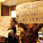 Sejumlah anggota DPD membentangkan poster saat sidang paripurna DPD di GEdung Nusantara V, Komplek Parlemen Senayan, Jakarta, Selasa (11/4). Sejumlah anggota sempat melancarkan protes yang lebih keras. Mereka membawa karton putih dengan berbagai macam tulisan penolakan. AKTUAL/Tino Oktaviano