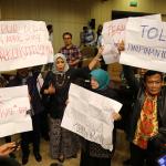 Sejumlah anggota DPD membentangkan poster saat sidang paripurna DPD di GEdung Nusantara V, Komplek Parlemen Senayan, Jakarta, Selasa (11/4). Sejumlah anggota sempat melancarkan protes yang lebih keras. Mereka membawa karton putih dengan berbagai macam tulisan penolakan. AKTUAL/Tino Oktaviano