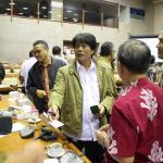 Direktur Utama PT Pertamina Elia Massa Manik berbincang dengan sejumlah anggota DPR usai Rapat Dengar Pendapat dengan Komisi VI DPR di Gedung Parlemen, Senayan, Jakarta, Rabu (12/4). Rapat tersebut membahas seputar target kinerja pertamina kedepan. AKTUAL/Tino Oktaviano