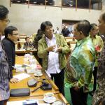 Direktur Utama PT Pertamina Elia Massa Manik berbincang dengan sejumlah anggota DPR usai Rapat Dengar Pendapat dengan Komisi VI DPR di Gedung Parlemen, Senayan, Jakarta, Rabu (12/4). Rapat tersebut membahas seputar target kinerja pertamina kedepan. AKTUAL/Tino Oktaviano