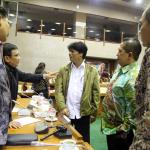 Direktur Utama PT Pertamina Elia Massa Manik berbincang dengan sejumlah anggota DPR usai Rapat Dengar Pendapat dengan Komisi VI DPR di Gedung Parlemen, Senayan, Jakarta, Rabu (12/4). Rapat tersebut membahas seputar target kinerja pertamina kedepan. AKTUAL/Tino Oktaviano