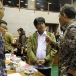 Direktur Utama PT Pertamina Elia Massa Manik berbincang dengan sejumlah anggota DPR usai Rapat Dengar Pendapat dengan Komisi VI DPR di Gedung Parlemen, Senayan, Jakarta, Rabu (12/4). Rapat tersebut membahas seputar target kinerja pertamina kedepan. AKTUAL/Tino Oktaviano