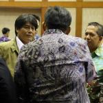 Direktur Utama PT Pertamina Elia Massa Manik berbincang dengan sejumlah anggota DPR usai Rapat Dengar Pendapat dengan Komisi VI DPR di Gedung Parlemen, Senayan, Jakarta, Rabu (12/4). Rapat tersebut membahas seputar target kinerja pertamina kedepan. AKTUAL/Tino Oktaviano