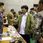 Direktur Utama PT Pertamina Elia Massa Manik berbincang dengan sejumlah anggota DPR usai Rapat Dengar Pendapat dengan Komisi VI DPR di Gedung Parlemen, Senayan, Jakarta, Rabu (12/4). Rapat tersebut membahas seputar target kinerja pertamina kedepan. AKTUAL/Tino Oktaviano