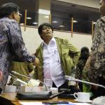 Direktur Utama PT Pertamina Elia Massa Manik berbincang dengan sejumlah anggota DPR usai Rapat Dengar Pendapat dengan Komisi VI DPR di Gedung Parlemen, Senayan, Jakarta, Rabu (12/4). Rapat tersebut membahas seputar target kinerja pertamina kedepan. AKTUAL/Tino Oktaviano