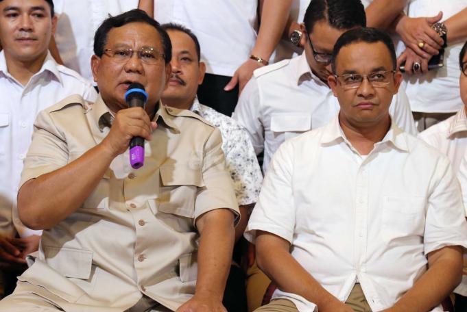 Ketua Umum Partai Gerindra Prabowo Subianto didampingi Presiden Partai Keadilan Sejahtera Sohibul Iman dan Calon Gubernur DKI Jakarta Anies Baswedan beserta tim pemenangan Cagub-cawagub Anies-Sandi usai menggelar pertemuan terakhir konsolidasi sebelum memasuki masa tenang Pilgub DKI Jakarta di Kediaman Prabowo, Jalan Kertanegara, Jakarta Selatan, Sabtu (15/4) malam. Prabowo kembali menyebut warga Jakarta menghendaki Anies Rasyid Baswedan dan Sandiaga Salahuddin Uno memenangi pesta demokrasi itu. Prabowo juga berharap penyelenggaraan Pilgub DKI nanti berjalan dengan damai. Dia ingin kesejahteraan dan perdamaian baru terwujud bagi warga Ibu Kota. AKTUAL/Tino Oktaviano