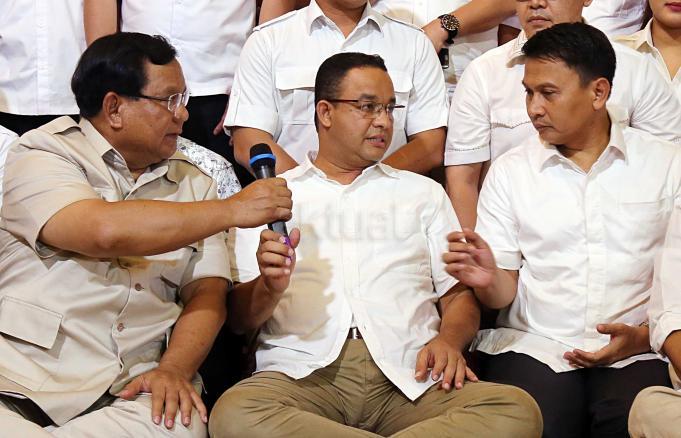 Ketua Umum Partai Gerindra Prabowo Subianto didampingi Presiden Partai Keadilan Sejahtera Sohibul Iman dan Calon Gubernur DKI Jakarta Anies Baswedan beserta tim pemenangan Cagub-cawagub Anies-Sandi usai menggelar pertemuan terakhir konsolidasi sebelum memasuki masa tenang Pilgub DKI Jakarta di Kediaman Prabowo, Jalan Kertanegara, Jakarta Selatan, Sabtu (15/4) malam. Prabowo kembali menyebut warga Jakarta menghendaki Anies Rasyid Baswedan dan Sandiaga Salahuddin Uno memenangi pesta demokrasi itu. Prabowo juga berharap penyelenggaraan Pilgub DKI nanti berjalan dengan damai. Dia ingin kesejahteraan dan perdamaian baru terwujud bagi warga Ibu Kota. AKTUAL/Tino Oktaviano