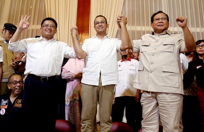 Ketua Umum Partai Gerindra Prabowo Subianto didampingi Presiden Partai Keadilan Sejahtera Sohibul Iman dan Calon Gubernur DKI Jakarta Anies Baswedan beserta tim pemenangan Cagub-cawagub Anies-Sandi usai menggelar pertemuan terakhir konsolidasi sebelum memasuki masa tenang Pilgub DKI Jakarta di Kediaman Prabowo, Jalan Kertanegara, Jakarta Selatan, Sabtu (15/4) malam. Prabowo kembali menyebut warga Jakarta menghendaki Anies Rasyid Baswedan dan Sandiaga Salahuddin Uno memenangi pesta demokrasi itu. Prabowo juga berharap penyelenggaraan Pilgub DKI nanti berjalan dengan damai. Dia ingin kesejahteraan dan perdamaian baru terwujud bagi warga Ibu Kota. AKTUAL/Tino Oktaviano