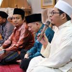 Pengasuh Yayasan Zawiyah Arraudhah Al Akh Muhammad Danial Nafis, didampingi Ustad Deden Sajidin, Pengasuh Ponpes Abu Manshur Cirebon M Alimudin Lc dan Ustad Salim Akhukum Fillah saat membuka acara "Sayap-Sayap Keberkahan" di Zawiyah Arraudhah, Jalan Tebet Barat VII No 50, Jakarta Selatan, Sabtu (16/4). Acara rutin Zawiyah Arraudhah ini menampilkan penceramah yaitu penulis Buku 'Lapis-Lapis Keberkahan' Ustad Salim Akhukum Fillah dan Pengasuh Ponpes Abu Manshur Cirebon M Alimudin Lc berceramah dengan tema "Merajut Langkah Cinta Di Jalan Allah SWT. AKTUAL/Tino Oktaviano