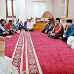 Pengasuh Yayasan Zawiyah Arraudhah Al Akh Muhammad Danial Nafis, didampingi Ustad Deden Sajidin, Pengasuh Ponpes Abu Manshur Cirebon M Alimudin Lc dan Ustad Salim Akhukum Fillah saat membuka acara "Sayap-Sayap Keberkahan" di Zawiyah Arraudhah, Jalan Tebet Barat VII No 50, Jakarta Selatan, Sabtu (16/4). Acara rutin Zawiyah Arraudhah ini menampilkan penceramah yaitu penulis Buku 'Lapis-Lapis Keberkahan' Ustad Salim Akhukum Fillah dan Pengasuh Ponpes Abu Manshur Cirebon M Alimudin Lc berceramah dengan tema "Merajut Langkah Cinta Di Jalan Allah SWT. AKTUAL/Tino Oktaviano