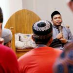 Penulis Buku 'Lapis-Lapis Keberkahan' Ustad Salim Akhukum Fillah memberikan ceramah di Zawiyah Arraudhah, Jalan Tebet Barat VII No 50, Jakarta Selatan, Sabtu (16/4). Memburu berkah amatlah berat. Tapi justru di dalamnyalah ada banyak rasa nikmat. Bahagia adalah kata paling menyihir dalam hidup manusia. Semua jiwa merinduinya. Semua akal mengharapinya. Semua raga mengejarnya. Tapi kebahagiaan adalah goda yang tega. Ia bayangan yang melipir jika difikir, lari jika dicari, tak tentu jika diburu, melesat jika ditangkap, menghilang jika dihadang. AKTUAL/Tino Oktaviano