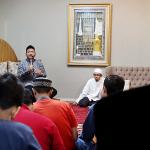 Penulis Buku 'Lapis-Lapis Keberkahan' Ustad Salim Akhukum Fillah memberikan ceramah di Zawiyah Arraudhah, Jalan Tebet Barat VII No 50, Jakarta Selatan, Sabtu (16/4). Memburu berkah amatlah berat. Tapi justru di dalamnyalah ada banyak rasa nikmat. Bahagia adalah kata paling menyihir dalam hidup manusia. Semua jiwa merinduinya. Semua akal mengharapinya. Semua raga mengejarnya. Tapi kebahagiaan adalah goda yang tega. Ia bayangan yang melipir jika difikir, lari jika dicari, tak tentu jika diburu, melesat jika ditangkap, menghilang jika dihadang. AKTUAL/Tino Oktaviano