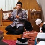 Penulis Buku 'Lapis-Lapis Keberkahan' Ustad Salim Akhukum Fillah memberikan ceramah di Zawiyah Arraudhah, Jalan Tebet Barat VII No 50, Jakarta Selatan, Sabtu (16/4). Memburu berkah amatlah berat. Tapi justru di dalamnyalah ada banyak rasa nikmat. Bahagia adalah kata paling menyihir dalam hidup manusia. Semua jiwa merinduinya. Semua akal mengharapinya. Semua raga mengejarnya. Tapi kebahagiaan adalah goda yang tega. Ia bayangan yang melipir jika difikir, lari jika dicari, tak tentu jika diburu, melesat jika ditangkap, menghilang jika dihadang. AKTUAL/Tino Oktaviano