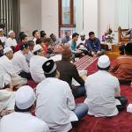 Penulis Buku 'Lapis-Lapis Keberkahan' Ustad Salim Akhukum Fillah memberikan ceramah di Zawiyah Arraudhah, Jalan Tebet Barat VII No 50, Jakarta Selatan, Sabtu (16/4). Memburu berkah amatlah berat. Tapi justru di dalamnyalah ada banyak rasa nikmat. Bahagia adalah kata paling menyihir dalam hidup manusia. Semua jiwa merinduinya. Semua akal mengharapinya. Semua raga mengejarnya. Tapi kebahagiaan adalah goda yang tega. Ia bayangan yang melipir jika difikir, lari jika dicari, tak tentu jika diburu, melesat jika ditangkap, menghilang jika dihadang. AKTUAL/Tino Oktaviano