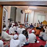 Penulis Buku 'Lapis-Lapis Keberkahan' Ustad Salim Akhukum Fillah memberikan ceramah di Zawiyah Arraudhah, Jalan Tebet Barat VII No 50, Jakarta Selatan, Sabtu (16/4). Memburu berkah amatlah berat. Tapi justru di dalamnyalah ada banyak rasa nikmat. Bahagia adalah kata paling menyihir dalam hidup manusia. Semua jiwa merinduinya. Semua akal mengharapinya. Semua raga mengejarnya. Tapi kebahagiaan adalah goda yang tega. Ia bayangan yang melipir jika difikir, lari jika dicari, tak tentu jika diburu, melesat jika ditangkap, menghilang jika dihadang. AKTUAL/Tino Oktaviano