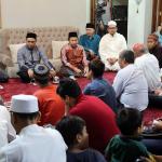 Suasana acara "Sayap-Sayap Keberkahan" di Zawiyah Arraudhah, Jalan Tebet Barat VII No 50, Jakarta Selatan, Sabtu (16/4). Acara rutin Zawiyah Arraudhah ini menampilkan penceramah yaitu penulis Buku 'Lapis-Lapis Keberkahan' Ustad Salim Akhukum Fillah dan Pengasuh Ponpes Abu Manshur Cirebon M Alimudin Lc berceramah dengan tema "Merajut Langkah Cinta Di Jalan Allah SWT. AKTUAL/Tino Oktaviano