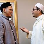 Pengasuh Yayasan Zawiyah Arraudhah Al Akh Muhammad Danial Nafis (kanan) berbincang dengan Penulis Buku 'Lapis-Lapis Keberkahan' Ustad Salim Akhukum Fillah disela acara pengajian di Zawiyah Arraudhah, Jalan Tebet Barat VII No 50, Jakarta Selatan, Sabtu (16/4). Memburu berkah amatlah berat. Tapi justru di dalamnyalah ada banyak rasa nikmat. Bahagia adalah kata paling menyihir dalam hidup manusia. Semua jiwa merinduinya. Semua akal mengharapinya. Semua raga mengejarnya. Tapi kebahagiaan adalah goda yang tega. Ia bayangan yang melipir jika difikir, lari jika dicari, tak tentu jika diburu, melesat jika ditangkap, menghilang jika dihadang. AKTUAL/Tino Oktaviano