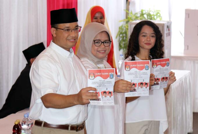 Calon Gubernur DKI Jakarta nomor urut tiga Anies Baswedan didampingi istri Fery Farhati Ganis dan anak Mutiara Annisa Baswedan saat memberikan hak pilih pada Pemilihan Gubernur di TPS 28 Cilandak Barat, Jakarta, Rabu (19/4). Pilkada putaran kedua yang diikuti dua pasang cagub dan cawagub DKI Jakarta periode 2017–2022 digelar serentak di seluruh wilayah Jakarta. AKTUAL/Tino Oktaviano