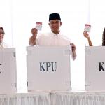 Calon Gubernur DKI Jakarta nomor urut tiga Anies Baswedan didampingi istri Fery Farhati Ganis dan anak Mutiara Annisa Baswedan saat memberikan hak pilih pada Pemilihan Gubernur di TPS 28 Cilandak Barat, Jakarta, Rabu (19/4). Pilkada putaran kedua yang diikuti dua pasang cagub dan cawagub DKI Jakarta periode 2017–2022 digelar serentak di seluruh wilayah Jakarta. AKTUAL/Tino Oktaviano