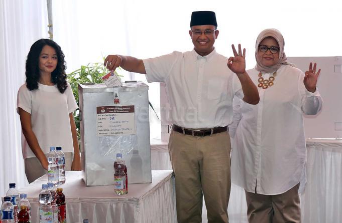 Calon Gubernur DKI Jakarta nomor urut tiga Anies Baswedan didampingi istri Fery Farhati Ganis dan anak Mutiara Annisa Baswedan saat memberikan hak pilih pada Pemilihan Gubernur di TPS 28 Cilandak Barat, Jakarta, Rabu (19/4). Pilkada putaran kedua yang diikuti dua pasang cagub dan cawagub DKI Jakarta periode 2017–2022 digelar serentak di seluruh wilayah Jakarta. AKTUAL/Tino Oktaviano