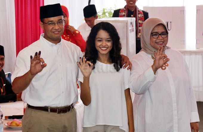 Calon Gubernur DKI Jakarta nomor urut tiga Anies Baswedan didampingi istri Fery Farhati Ganis dan anak Mutiara Annisa Baswedan saat memberikan hak pilih pada Pemilihan Gubernur di TPS 28 Cilandak Barat, Jakarta, Rabu (19/4). Pilkada putaran kedua yang diikuti dua pasang cagub dan cawagub DKI Jakarta periode 2017–2022 digelar serentak di seluruh wilayah Jakarta. AKTUAL/Tino Oktaviano