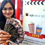 Nasabah menunjukan tiket saat berlangsungnya acara Bjb WideSCREEN atau nonton bareng gratis Film Kartini di Jakarta, Sabtu (22/4). Acara nonton bareng tersebut dilakukan untuk memperingati hari kartini serta untuk mendongkrak jumlah nasabah dan menghimpun dana pihak ketiga (DPK) baru. AKTUAL/Tino Oktaviano