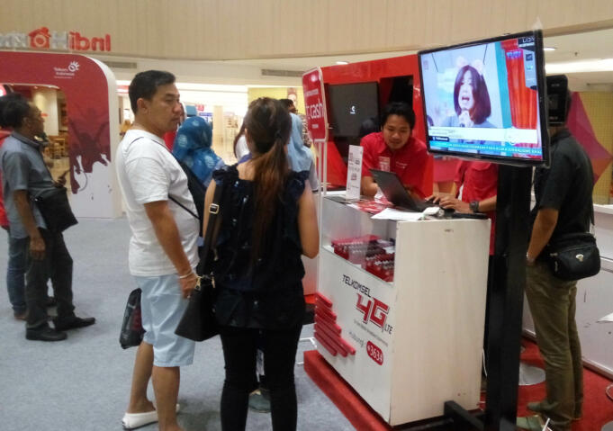 Penjelasan produk & transaksi TCASH di Booth Telkomsel pada IndiHome Expo di Mall Tunjungan Plaza Surabaya (19/04)