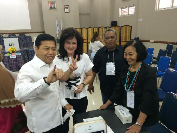 Ketua Umum Golkar Setya Novanto berserta istri memberikan hak suara di Pilkada Putaran kedua (Dok Aktual)