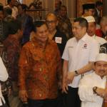 Ketua Umum Partai Gerindra Prabowo Subianto (tengah) dengan sejumlah tokoh menggelar pertemuan untuk membangun komitmen terhadap Bineka Tunggal Ika di kediamannya, Jalan Kertanegara , Jakarta Selatan, Senin (10/4) malam. Hadir dalam pertemuan itu Amien Rais (PAN), Zulkifli Hasan (PAN), Hary Tanoesoedibjo (Perindo), Sohibul Iman (PKS), Rhoma Irama (Idaman), Titiek Soeharto (Golkar), Hidayat Nur Wahid (PKS), Abraham Lunggana (PPP), Fahmi Idris, Kwik Kian Gie, Ahmad Muzani (Gerindra), dan lainnya. Hadir juga perwakilan tokoh agama. AKTUAL/Tino Oktaviano