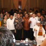 Ketua Umum Partai Gerindra Prabowo Subianto (tengah) dengan sejumlah tokoh menggelar pertemuan untuk membangun komitmen terhadap Bineka Tunggal Ika di kediamannya, Jalan Kertanegara , Jakarta Selatan, Senin (10/4) malam. Hadir dalam pertemuan itu Amien Rais (PAN), Zulkifli Hasan (PAN), Hary Tanoesoedibjo (Perindo), Sohibul Iman (PKS), Rhoma Irama (Idaman), Titiek Soeharto (Golkar), Hidayat Nur Wahid (PKS), Abraham Lunggana (PPP), Fahmi Idris, Kwik Kian Gie, Ahmad Muzani (Gerindra), dan lainnya. Hadir juga perwakilan tokoh agama. AKTUAL/Tino Oktaviano