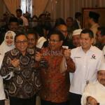 Ketua Umum Partai Gerindra Prabowo Subianto (tengah) dengan sejumlah tokoh menggelar pertemuan untuk membangun komitmen terhadap Bineka Tunggal Ika di kediamannya, Jalan Kertanegara , Jakarta Selatan, Senin (10/4) malam. Hadir dalam pertemuan itu Amien Rais (PAN), Zulkifli Hasan (PAN), Hary Tanoesoedibjo (Perindo), Sohibul Iman (PKS), Rhoma Irama (Idaman), Titiek Soeharto (Golkar), Hidayat Nur Wahid (PKS), Abraham Lunggana (PPP), Fahmi Idris, Kwik Kian Gie, Ahmad Muzani (Gerindra), dan lainnya. Hadir juga perwakilan tokoh agama. AKTUAL/Tino Oktaviano